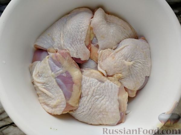 Куриные бёдра, запечённые в соусе из кефира и черемши
