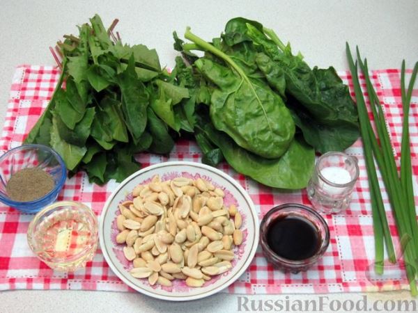 Салат из листьев одуванчика со шпинатом и арахисом