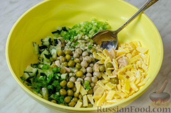 Салат с черемшой, огурцами, зелёным горошком и яичными блинчиками