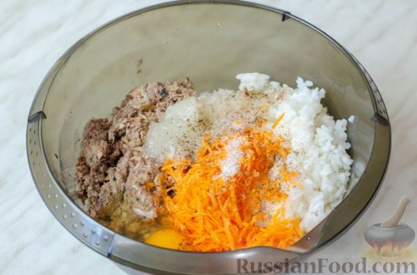 Тефтели из рыбных консервов и риса (в духовке)