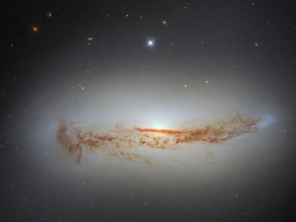 Телескоп Хаббл сделал снимок галактики с активной черной дырой
