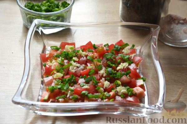 Салат с помидорами, сыром, зелёным луком и сухариками
